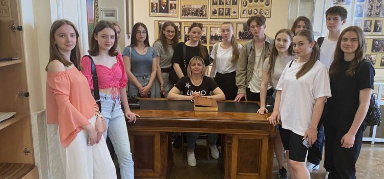 Екскурсія здобувачів середньої освіти Кам’янець-Подільського ліцею № 9 імені А. М. Трояна до музею нашого університету Екскурсія здобувачів середньої освіти Кам’янець-Подільського ліцею № 9 імені А. М. Трояна до музею нашого університету